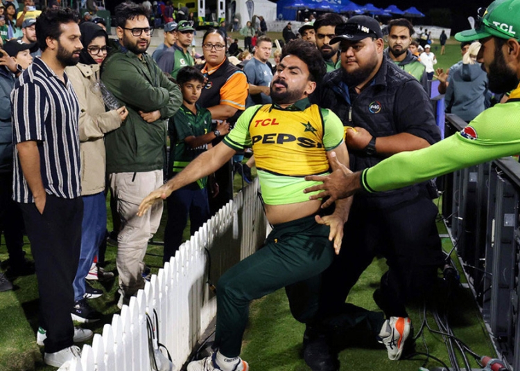 কটাক্ষ সহ্য করতে না পেরে দর্শকদের মারতে গেলেন খুশদিল 1 1BED19E8 BF9E 4FF6 BC73 293CDF75E77D