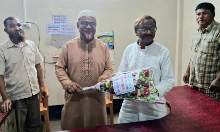 বিএনপি নেতাকে আ.লীগ নেতার ফুলেল শুভেচ্ছা, শোকজ 1 A14B4811 36F4 4593 B389 411163D61FF5