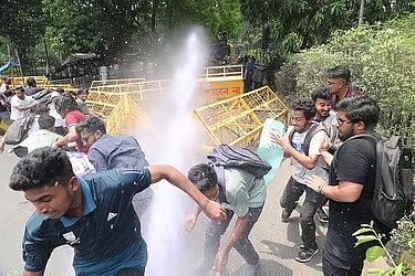জগন্নাথ বিশ্ববিদ্যালয়ের শিক্ষক-শিক্ষার্থীদের লংমার্চে হামলার নিন্দা তিন ছাত্রসংগঠনের 1 49332D85 D5A0 4A94 B20D FA8ACCD227F5