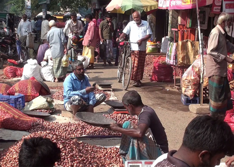 এক সপ্তাহে ৩০ টাকা, এক মাসে ৬০ টাকা বেড়েছে পেঁয়াজের দাম 1 014EFA93 F9DB 4FF2 8D76 0216536ECD97