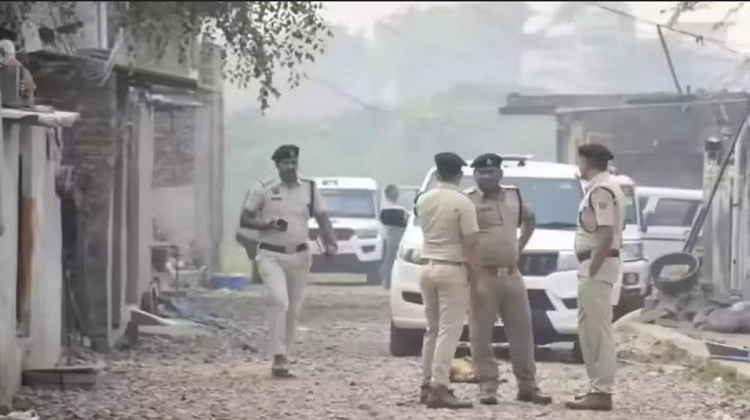বাংলাদেশি আখ্যা দেওয়া হাজারো বাসিন্দা ঘরছাড়া ওড়িশায় মুসলিম গ্রামের ১৫০ বাড়ি পুড়িয়ে দিলো উগ্রবাদী জনতা 1 6EB8043B EEE8 492B A090 28EDF4796555