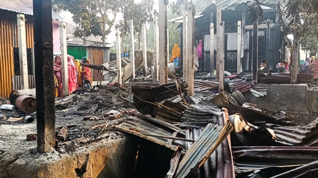 গজারিয়ায় অগ্নিকাণ্ড, পরনের কাপড় ছাড়া কিছুই রইল না ৩টি পরিবারের 1 2546129aa99e6524d9ef064cd7b568b4 69a13894c9783