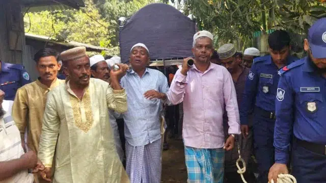 রামুতে হাতকড়া পরেই মায়ের জানাজায় দুই ভাই 1 46ac988935a976a6c2a4a9b8402b07ca 699a6d4087172