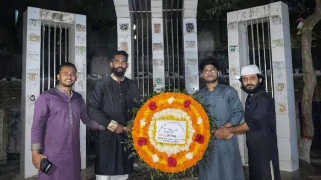শহীদ মিনারে ফুল দিলো নিষিদ্ধ ছাত্রলীগ, ২৩ সেকেন্ডের ভিডিও ভাইরাল 1 51b1dc3d42588b3f17d9ed2feb8a0279 69993cc61c424