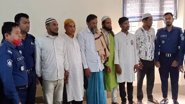 শহীদ মিনারে ফুল দিতে গিয়ে আওয়ামী লীগের ৬ কর্মী আটক 1 5617bd3edd2c95dddc705208f919bb11 699977c99dd37