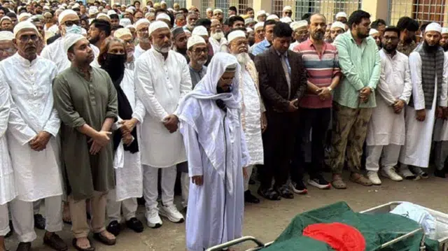 টুঙ্গিপাড়ায় শেখ হাসিনার চাচাকে রাষ্ট্রীয় মর্যাদায় দাফন 1 5f39c63f58654dd4eed284f136be300c 6991dc14668c9