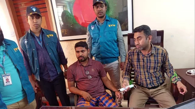 ঘুষের লাখ টাকাসহ হাতেনাতে আটক উপজেলা প্রকল্প কর্মকর্তা 1 62e612205135a2e1e74605fd9b39940f 69a0cf8a75759