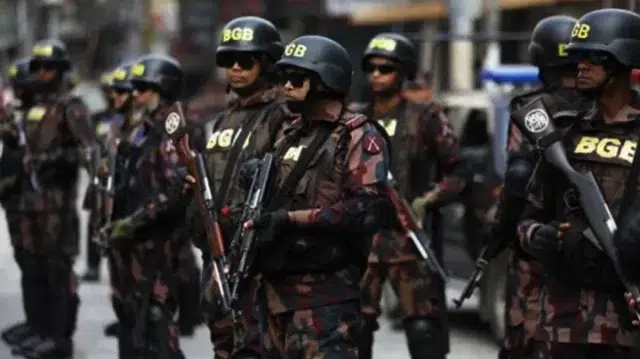 পে-স্কেল বাস্তবায়নের দাবিতে যমুনা ঘেরাও, ৬ প্লাটুন বিজিবি মোতায়েন 1 8c35f34fec642f7efbf7e014c0bd1b01 69859026833df