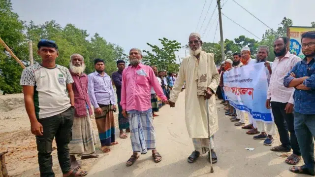 চাঁদাবাজির অভিযোগে বিএনপি নেতার বিরুদ্ধে স্থানীয়দের বিক্ষোভ 1 a6422955ad042d844d1f4f45db295066 699d9ae396bad