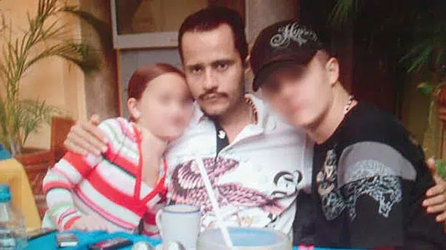 গার্লফ্রেন্ডের কারণেই ‘ধরা খেলেন’ বিশ্বের কুখ্যাত মাদক সম্রাট, দেশজুড়ে চলছে তাণ্ডব 1 e9d950b03b7c8a3ed2d65dcf2cca3e29 699d37f71b692