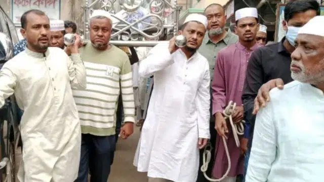 হাতকড়া পরেই বাবার জানাজায় যুবলীগ নেতা, বললেন—‘আমি হতভাগ্য ছেলে’ 1 052b0d05ca8af1dae64b1ccddf71f8a5 69a57bcbb53b6