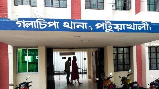 পটুয়াখালীতে সালিশে চোর সাব্যস্ত, সইতে না পেরে গৃহিনীর আত্মহত্যা 1 18a99da7200ae4e6e466599f4f513cdb 69bfeb5bd8d0d