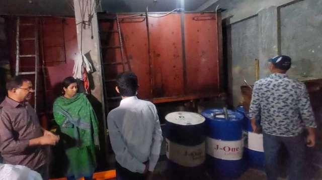 আবাসিক ভবনের নিচে মিললো ২৫ হাজার লিটার তেলের ট্যাংক, ব্যবসায়ীকে জরিমানা 1 4ce6ae95a4e953495c021d7974d05154 69c62f21937eb
