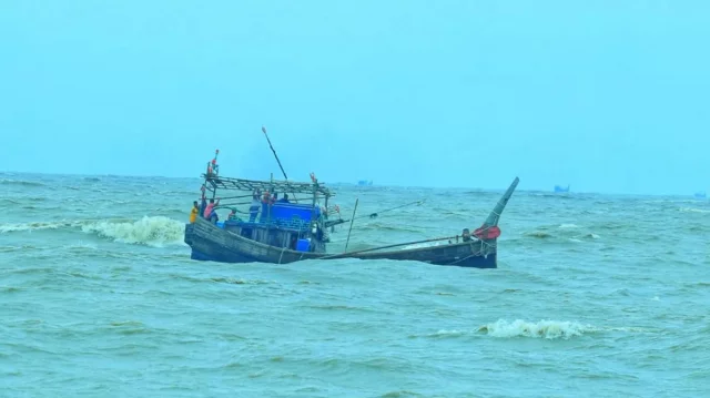 লঞ্চের ধাক্কায় ডুবে গেল ট্রলার, নিহত ২ 1 777e57b63446bbdcc3d623604ae41aa6 69c3b7fc1f42c