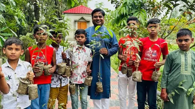 ঈদ সালামিতে টাকা নয়, শিশুদের হাতে দেওয়া হলো গাছের চারা 1 7b4216112d311afe86185df3efc06e5f 69be8d7149cec