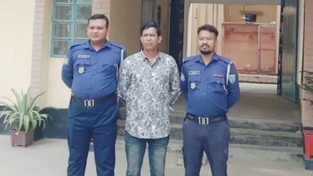 সরকারি ওষুধ ও সরঞ্জাম পাচারকালে স্টোর কিপার আটক 1 8992fe5305fd2bd8ac73ca2cd90bf6c9 69afefa7d6fb2