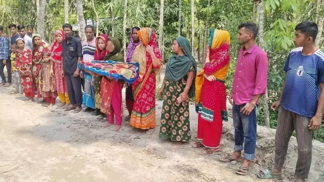প্রেমিকের বিচারের দাবিতে সন্তানের মরদেহ নিয়ে মায়ের মানববন্ধন 1 9a03d153096266222d238fa8dfdd48a1 69c202d0c6616