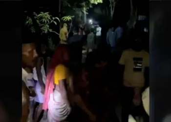 চা খাওয়া নিয়ে মধ্যরাতে টর্চলাইট জ্বালিয়ে সংঘর্ষ, আহত ১০ 2 c313e1694e809d5a6d14a680d00383d2 69bcefa6565b3