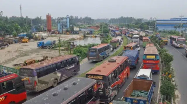 ২৮ ঘণ্টার ভোগান্তির পর স্বাভাবিক ঢাকা-সিরাজগঞ্জ মহাসড়ক 1 c781ef2c0d4458e2be78190e632e93e6 69c788055d2d2