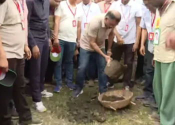 যশোরে ‘জিয়া খাল’ পুনঃখনন শুরু, কোদাল হাতে মাটি কাটলেন প্রধানমন্ত্রী 5 08455eeb2d24709bba803f99f1a56d23 69eeffeeb4d58