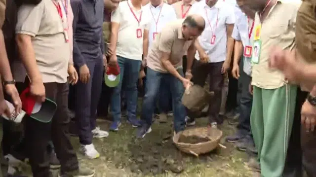 যশোরে ‘জিয়া খাল’ পুনঃখনন শুরু, কোদাল হাতে মাটি কাটলেন প্রধানমন্ত্রী 1 08455eeb2d24709bba803f99f1a56d23 69eeffeeb4d58