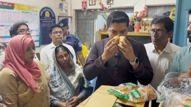 স্কুলের খাবারে গন্ধ পেলেন প্রতিমন্ত্রী, ল্যাবে পাঠালেন স্যাম্পল 1 5fbe2bee79f2be69ac4734e77ec046be 69ecaef07a94b