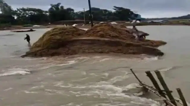 পাহাড়ি ঢলে বাঁধ ভেঙে পানি ঢুকছে হাওরে, বোরো ধান নিয়ে শঙ্কায় কৃষকরা 1 6e5308fa72d94518f50923586d8fc7dd 69f0ae765a2f7.jpg