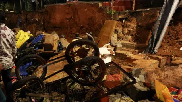 চিকিৎসা নিতে গিয়ে হাসপাতালের দেয়াল ধসে ৭ জনের মৃত্যু 1 926f6657a3c09e961d395152065b0870 69f2fe3f9494d