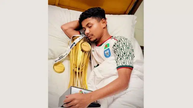 ট্রফি বুকে জড়িয়ে দেশে ফেরার অপেক্ষায় সাফজয়ী মোরশেদ 1 a9a9dca9e5d3864be7f30ea45aaf4e90 69d08d9e2d2ea