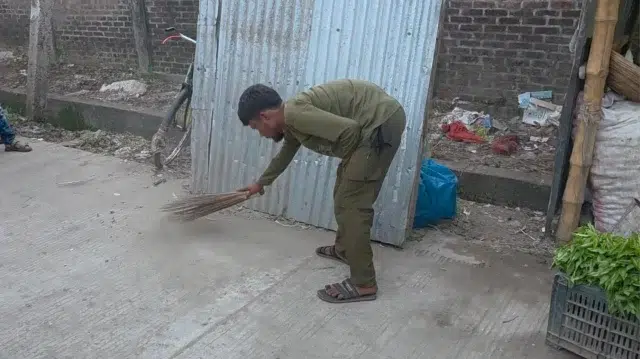 চোরকে দিয়ে ১ কিলোমিটার রাস্তা ঝাড়ু দেয়ালেন এলাকাবাসী 1 ded25f773ec2e5e54059199eacaf0bbb 69cd202a3e37d