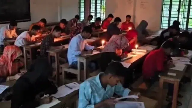 বিদ্যুৎ না থাকায় মোমবাতির জ্বালিয়ে ডিগ্রি পরীক্ষা 1 e95a7511e558c4a959c9e6fa12a03709 69f2d16b0c978