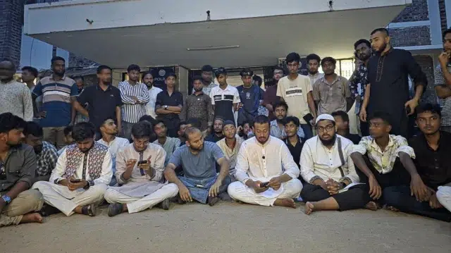 মামলা নিচ্ছে না পুলিশ, থানার সামনে অবস্থান নিলেন নাসীরুদ্দীন পাটওয়ারী 1 38886ac9103d38caed8be715163c6676 6a1066ee0af97