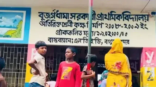 স্কুলের আম খাওয়ার ‘শাস্তি’: তিন শিশুকে বেত্রাঘাত ও জুতার মালা পরালেন শিক্ষক 1 82c52be21e1128aa70c10321130289e3 69fabbbc946a0