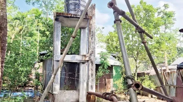 গভীর নলকূপে উঠছে লবণাক্ত পানি, অচল ৭৭ লাখ টাকার স্যানিটেশন প্রকল্প 1 948b930ad982910c879e594908907d0d 69fc5b32d7c04