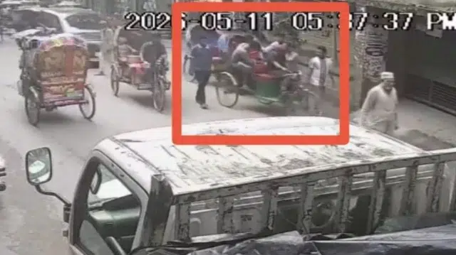 মোহাম্মদপুরে প্রকাশ্য ছিনতাই, রিকশা থামিয়ে অস্ত্রের মুখে লুট 1 b9677581614841f2b058db4112c8017f 6a05401e7d51d