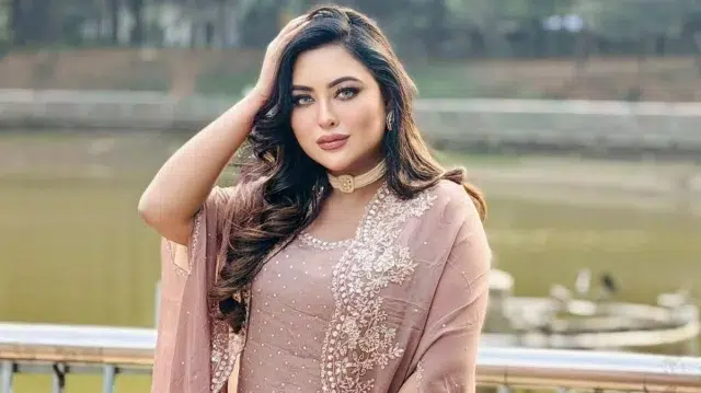 নায়কের ড্রাইভার পরিচয়ে নায়িকার আইফোন চুরি 1 c40a398ead264d2b0929eb6f3468cd0c 6a07dde40d0a2