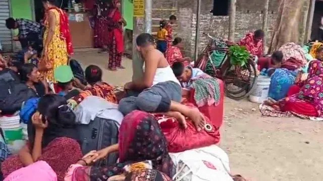বাংলাদেশে সীমান্তে হঠাৎ শত শত মানুষ, শুভেন্দু বললেন ‘জলদি ভাগো 1 f215035adeefcbf580eb8517f69314be 6a1612cf0d3be