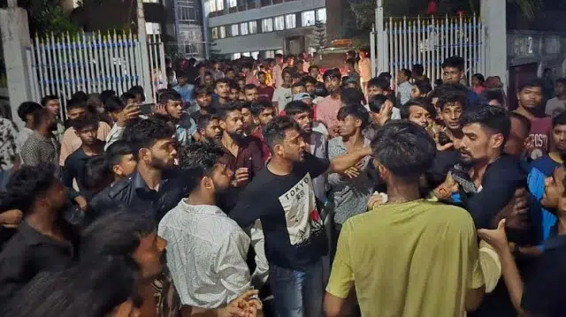 বন্দরে যুবক খুন, মামলা নিতে গড়িমসির অভিযোগে থানা ঘেরাও 1 1542c58b739d618b0a7023844303dc64 6a263f7143254