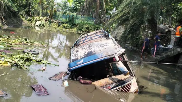 খুলনায় যাত্রীবাহী বাস পড়লো পুকুরে— যুবক নিহত, আহত ২৫ 1 2d2648ae81bd28e0aeae7f95c80a78e1 6a1ff69a33b5e