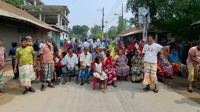 বিদ্যুতের দাবিতে চেয়ার-টেবিল নিয়ে সড়কে এলাকাবাসীর অবস্থান 1 a37c4ba44a56d46195fe8f39157e258f 6a200ee458576