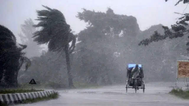 দেশের ১৫ অঞ্চলে ঝড়-বৃষ্টির আভাস, নদীবন্দরে সতর্কতা 1 c0be56696dd28ce69e097d26f14642a7 6a30b467eb603