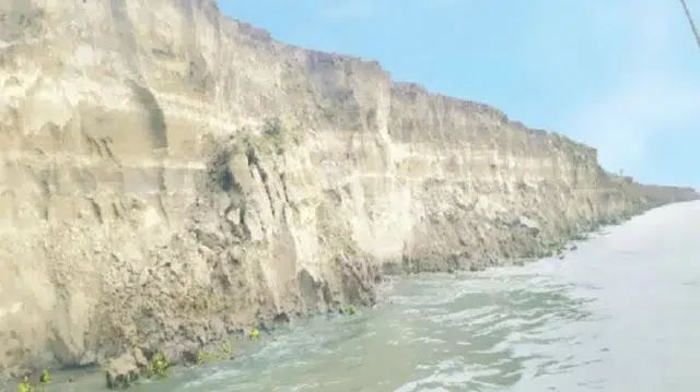 বেড়ায় যমুনার ভাঙনে আতঙ্কে নদীপাড়ের মানুষ 1 d1dc6497bba22801348e30df1a36f9bf 6a31c3ed231c9