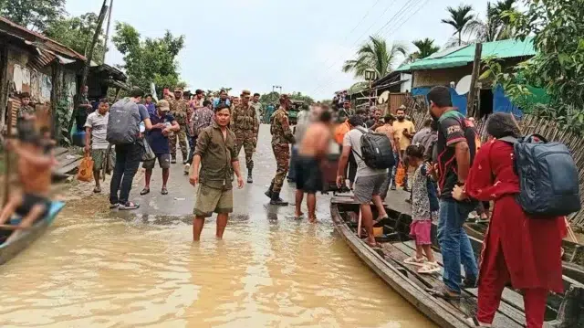 সেনাবাহিনীর সহায়তায় সাজেক থেকে ফিরলো আটকে পড়া ১৫০ পর্যটক 1 06891c5384ad179472af79f8e1e7d124 6a506005efb88