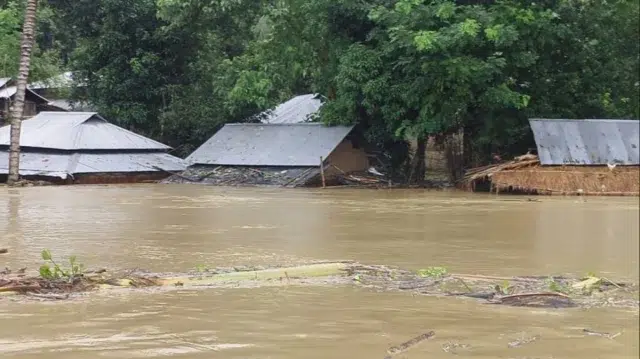 বন্যায় ক্ষতিগ্রস্ত ব্যক্তিপ্রতি বরাদ্দ ৩.২ কেজি চাল ও নগদ ২৮ টাকা 1 16c7f09194eb99a0a12c2feb93e1896f 6a539eaaaa3e6