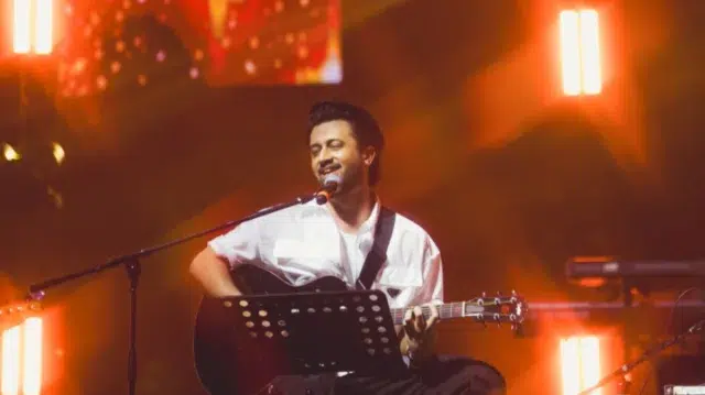 ঢাকায় গাইবেন আতিফ আসলাম, সঙ্গে ‘মেঘদল’ ও ‘লেভেল ফাইভ’ 1 1dae8dd220fa4058c7c1af2594171800 6a4fb87b5a033