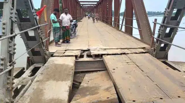১৪০ বছরের পুরনো সেতু পাটাতন ভেঙে যান চলাচল বন্ধ 1 41e50a870c0b193d2c8b6651e021d59c 6a45171f9fca8