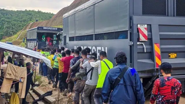 মালয়েশিয়ায় অভিযানে ৮১ জন বাংলাদেশিসহ ১১৩ অবৈধ অভিবাসী আটক 1 687f8592cea00cfe0ee2e49d09adcb79 6a599753136cd