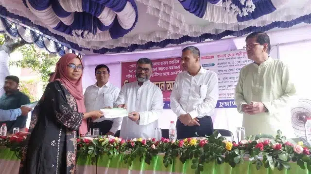 চুয়াডাঙ্গায় ২৯২ দরিদ্র ও মেধাবী শিক্ষার্থী পেল জেলা পরিষদের শিক্ষাবৃত্তি 1 a5bb5b054958c180e51d3948e235c9b7 6a5f846e86c1b