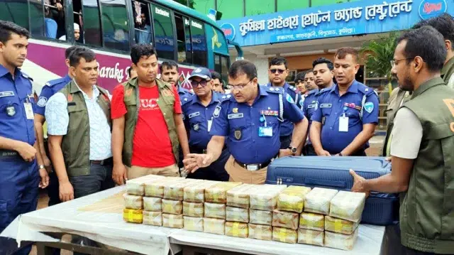 কক্সবাজার থেকে ঢাকায় নেওয়ার পথে ১৫ কোটি টাকার ইয়াবা জব্দ 1 001a27d8549a4a01a8bb8268f2b7da08 6a831cc004466