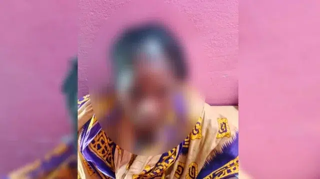 গৃহবধূর দাঁত ভেঙে, চুল কেটে, যৌনাঙ্গে মরিচের গুঁড়া ছিটিয়ে পাশবিক নির্যাতনের অভিযোগ 1 7f37513454ceffe43d0f547f9de92d66 6a7e834d59ff5